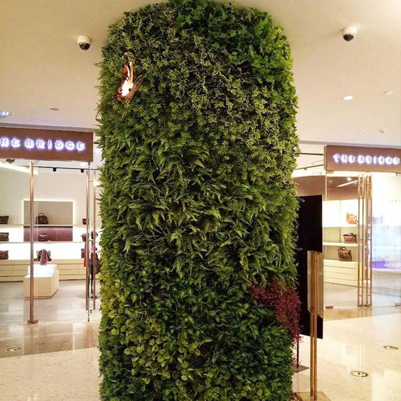 仿真植物裝飾的商場(chǎng)柱子